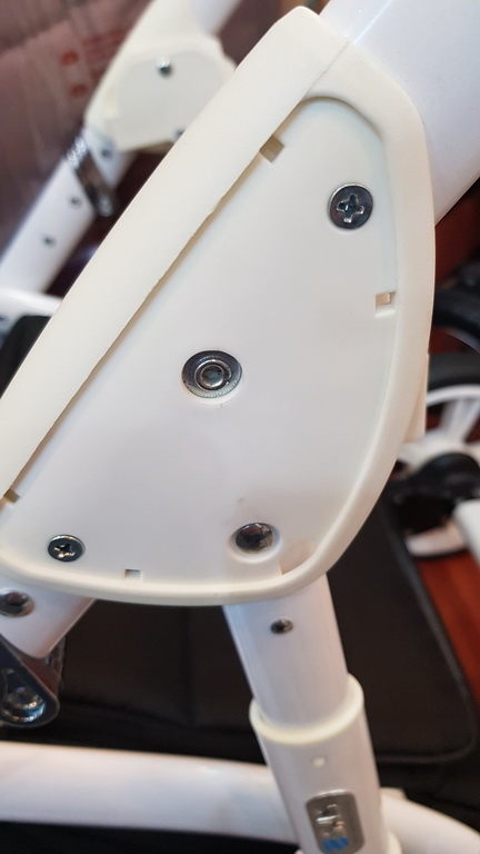 Brak zaślepki - nity na wierzchu