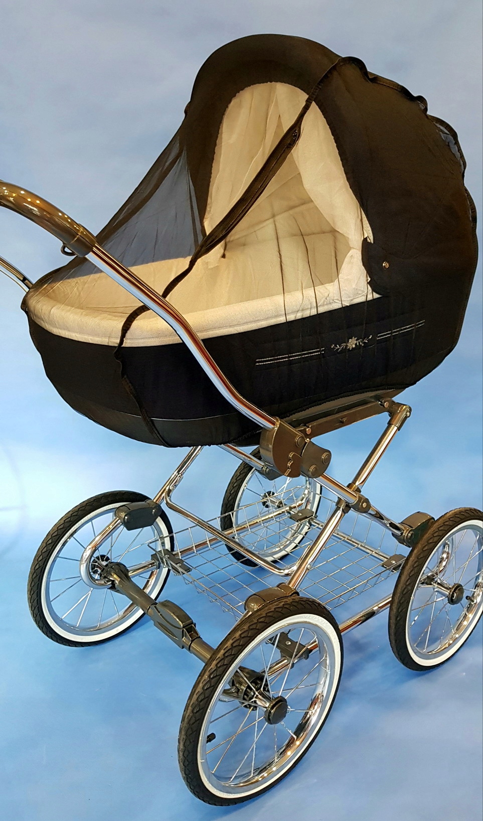 Klasyczna gondola z czarną moskitierą